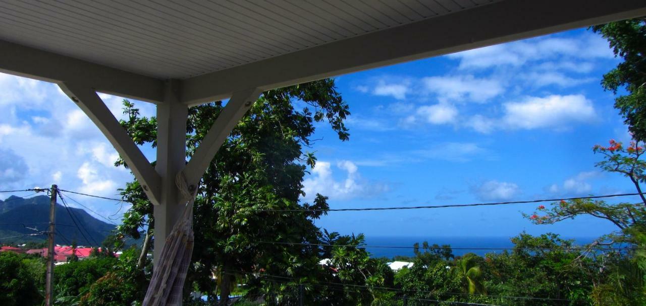 Or bleu-Bungalow volcan Soufriere-Vue sur mer Saint-Claude Exterior foto